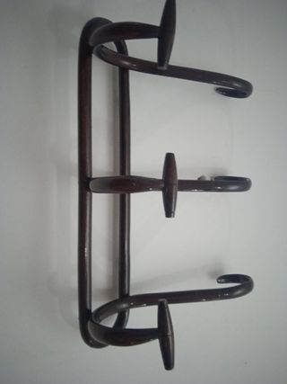 Percha antigua de madera