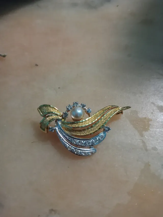 Broche perla y circonitas oro y plata