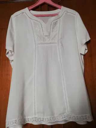 Blusa blanca con detalles bordados