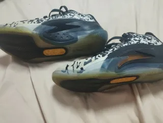 Zapatillas Baloncesto Negras y Blancas