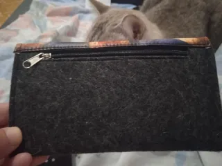 Monedero gris y multicolor
