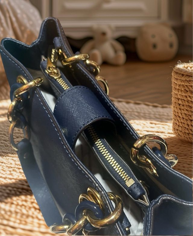 Bolso Michael Kors Azul Marino con Detalles Dorado
