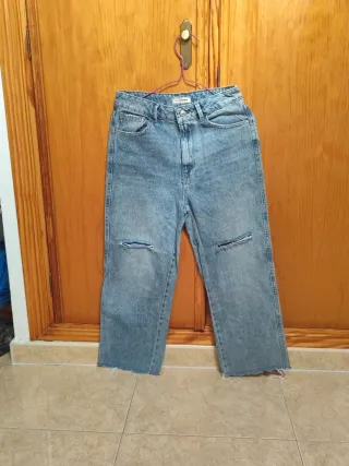 Pantalón vaquero desgastado roto