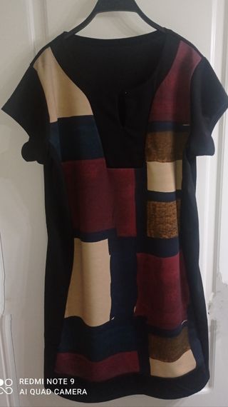 Vestido de diseño modernista. Nuevo 