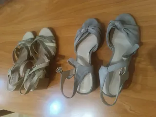 Sandalias beige tacón bajo. T.40