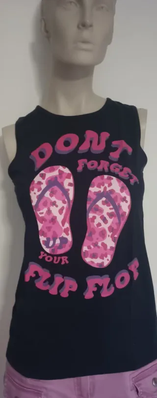 Camiseta azul con estampado de chanclas