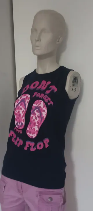 Camiseta azul con estampado de chanclas