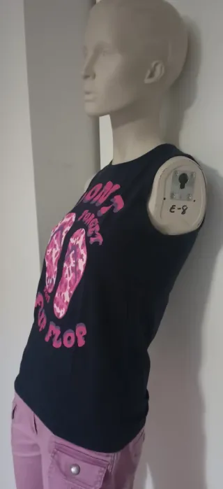 Camiseta azul con estampado de chanclas