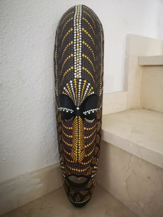 Ornamento de máscara de madeira esculpida à mão