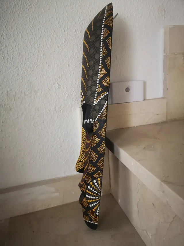 Ornamento de máscara de madeira esculpida à mão