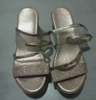 Sandalias doradas con plataforma