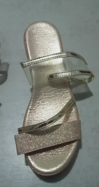 Sandalias doradas con plataforma
