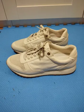 Zapatillas Beige y Blancas