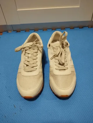 Zapatillas Beige y Blancas