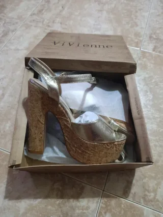 Sandalias Vivienne doradas plataforma 37