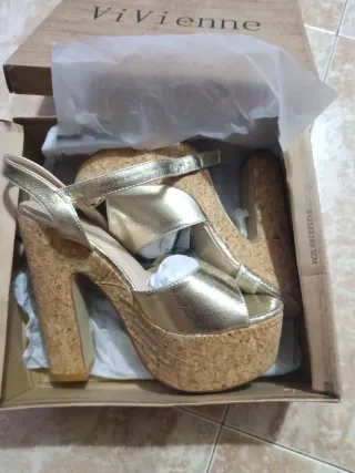 Sandalias Vivienne doradas plataforma 37