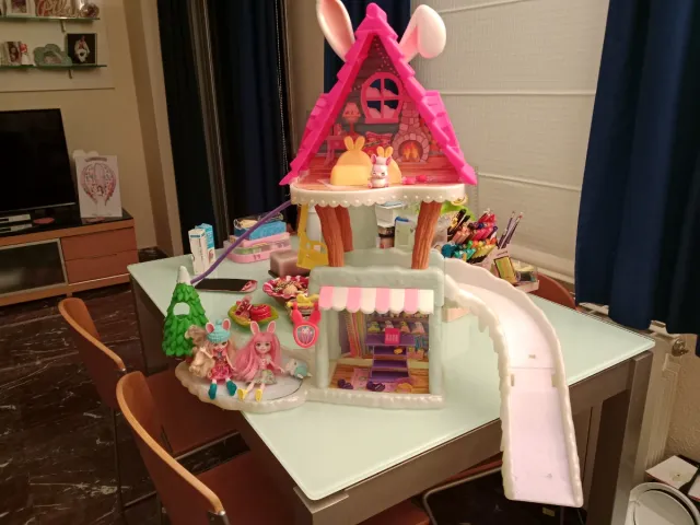 Casa de muñecas Schantimal con muñecas y accesorio