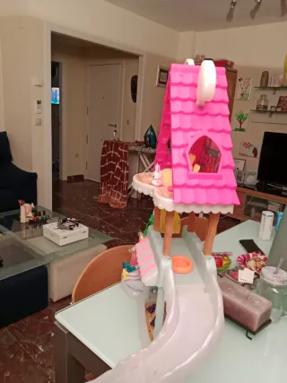 Casa de muñecas Schantimal con muñecas y accesorio