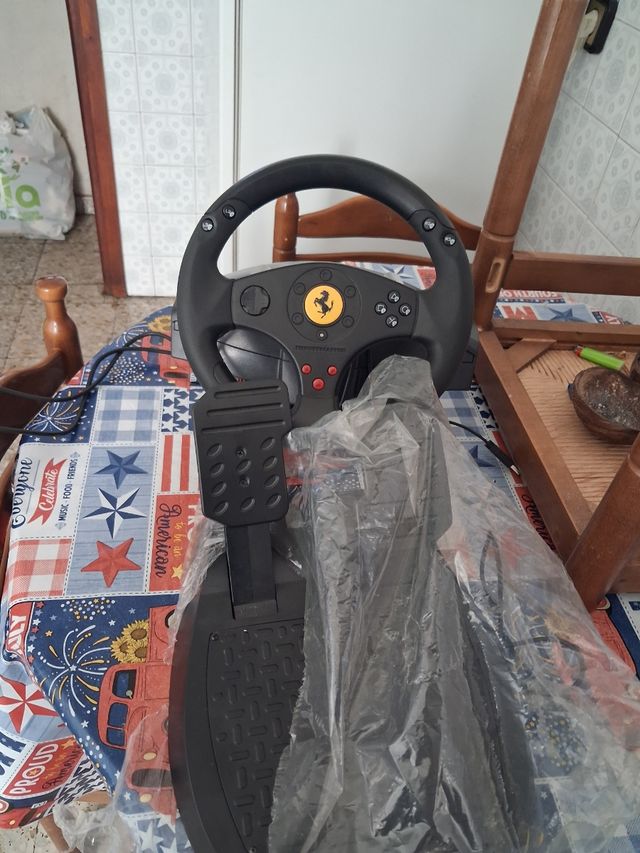 Volante y pedales Ferrari