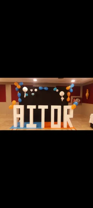 Letras de madera decorativas para eventos.