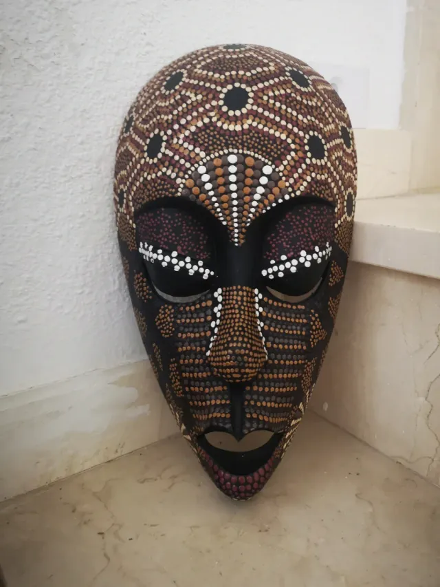 Máscara de madeira esculpida à mão