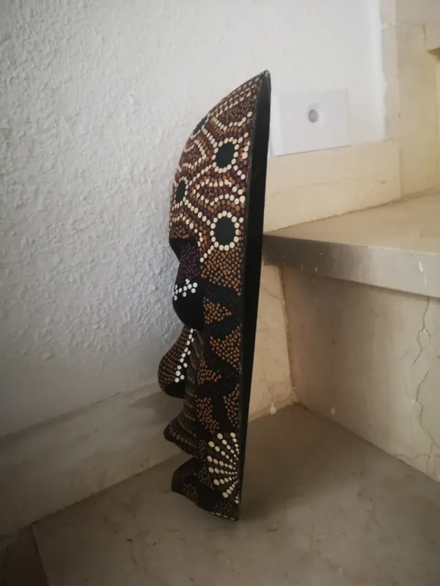 Máscara de madeira esculpida à mão