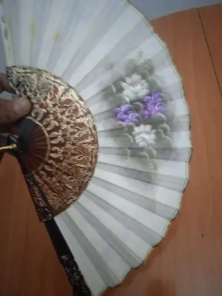 Abanico antiguo flores moradas y blancas