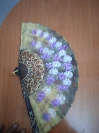 Abanico antiguo flores moradas y blancas