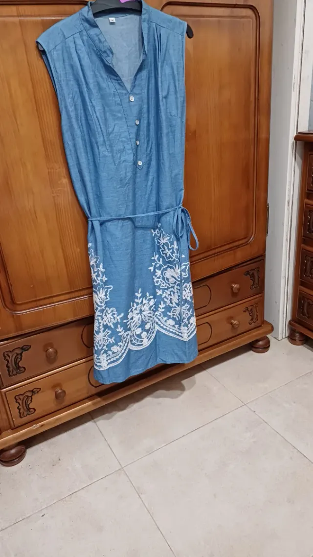 Vestido azul con bordado blanco