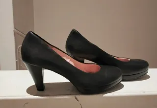 Zapatos para mujer de piel negros con  tacón.