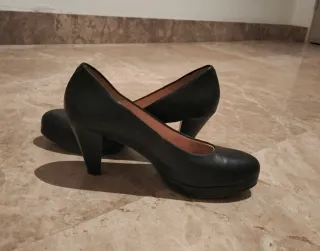 Zapatos para mujer de piel negros con  tacón.