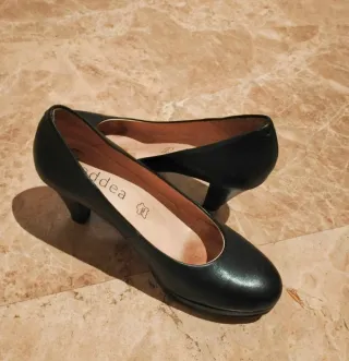 Zapatos para mujer de piel negros con  tacón.