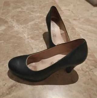 Zapatos para mujer de piel negros con  tacón.