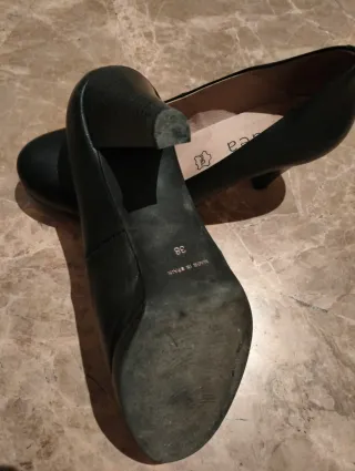 Zapatos para mujer de piel negros con  tacón.