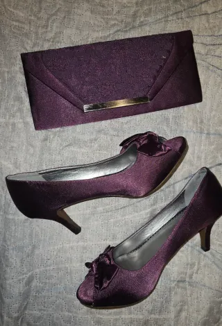 Zapatos de tacón y bolso morados