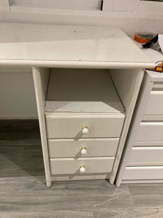 Escritorio blanco con cajones