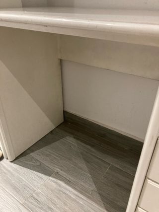 Escritorio blanco con cajones