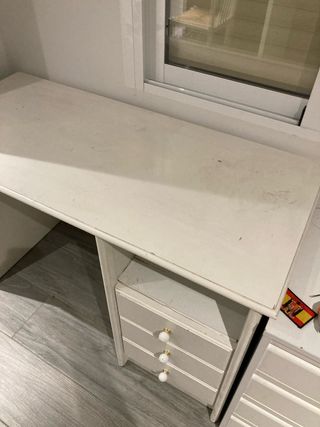 Escritorio blanco con cajones