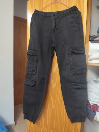 Pantalón cargo negro