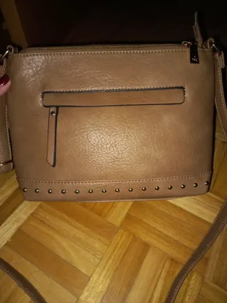 Bolso marrón con tachuelas