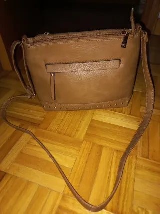 Bolso marrón con tachuelas
