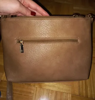 Bolso marrón con tachuelas