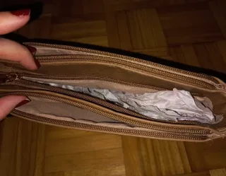 Bolso marrón con tachuelas