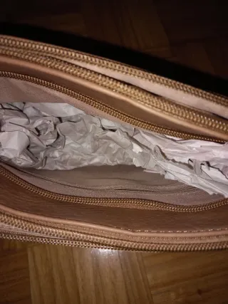 Bolso marrón con tachuelas