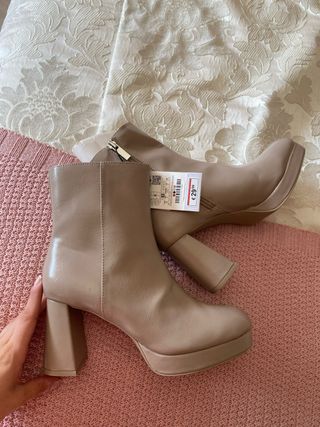 Botas altas beige con plataforma