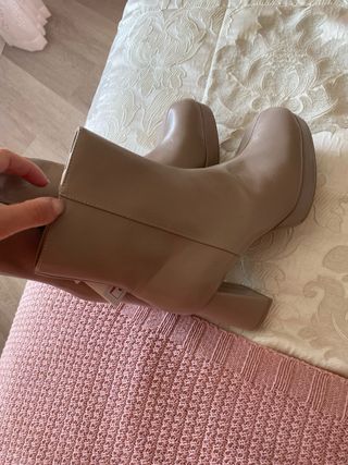 Botas altas beige con plataforma