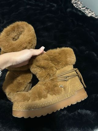 Botas de pelo Stradivarius marrones