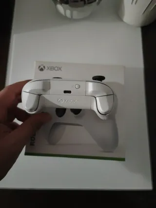 Riparazione bianca del controller Xbox Series