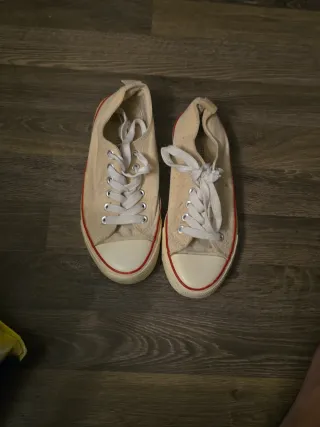 Zapatos casuales beige y rojo