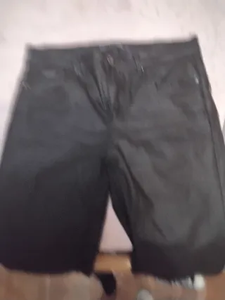 Pantalón de cuero negro